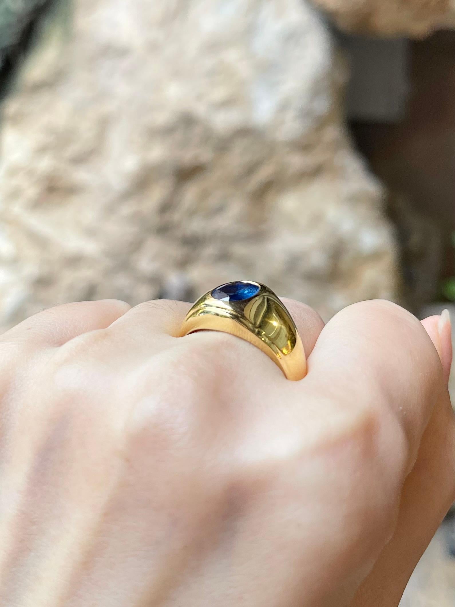 Ring mit blauem Saphir in 18 Karat Goldfassungen gefasst für Damen oder Herren im Angebot