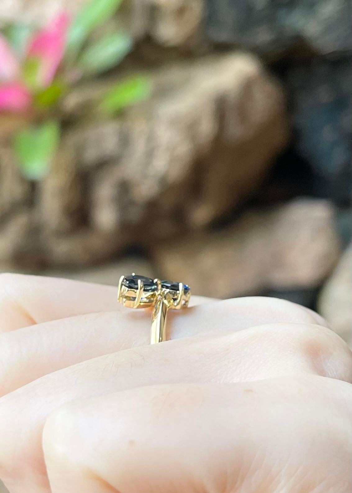 Blue Sapphire Ring set in 18K Gold Settings For Sale 1