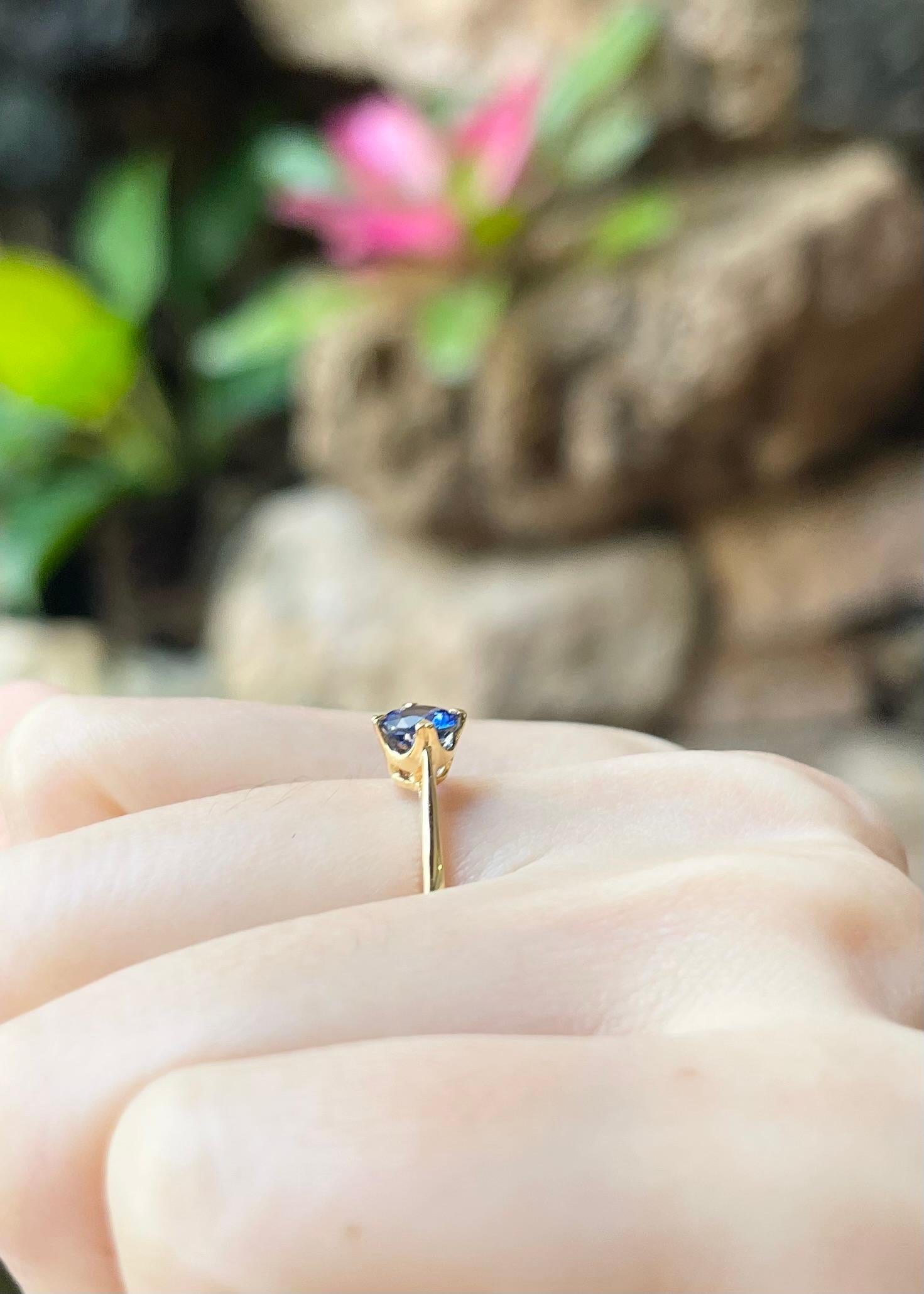 Ring mit blauem Saphir in 18 Karat Goldfassungen gefasst im Angebot 1