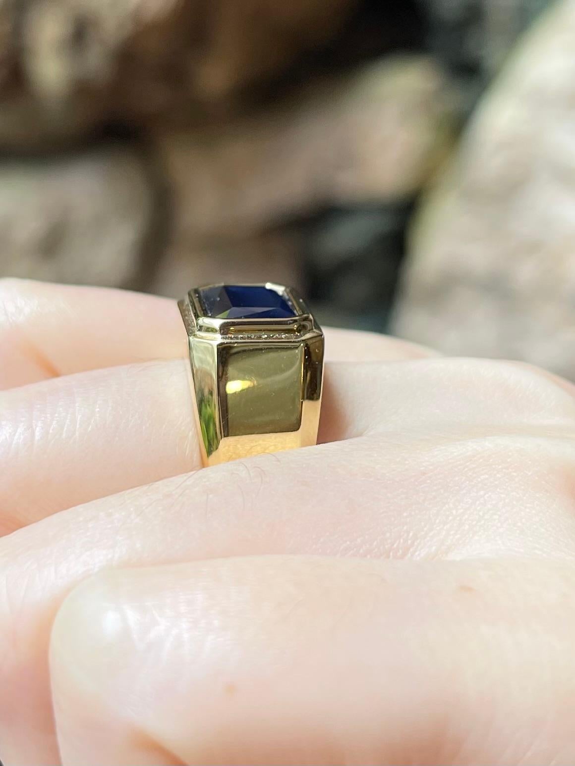 Ring mit blauem Saphir in 18 Karat Goldfassungen gefasst im Angebot 1