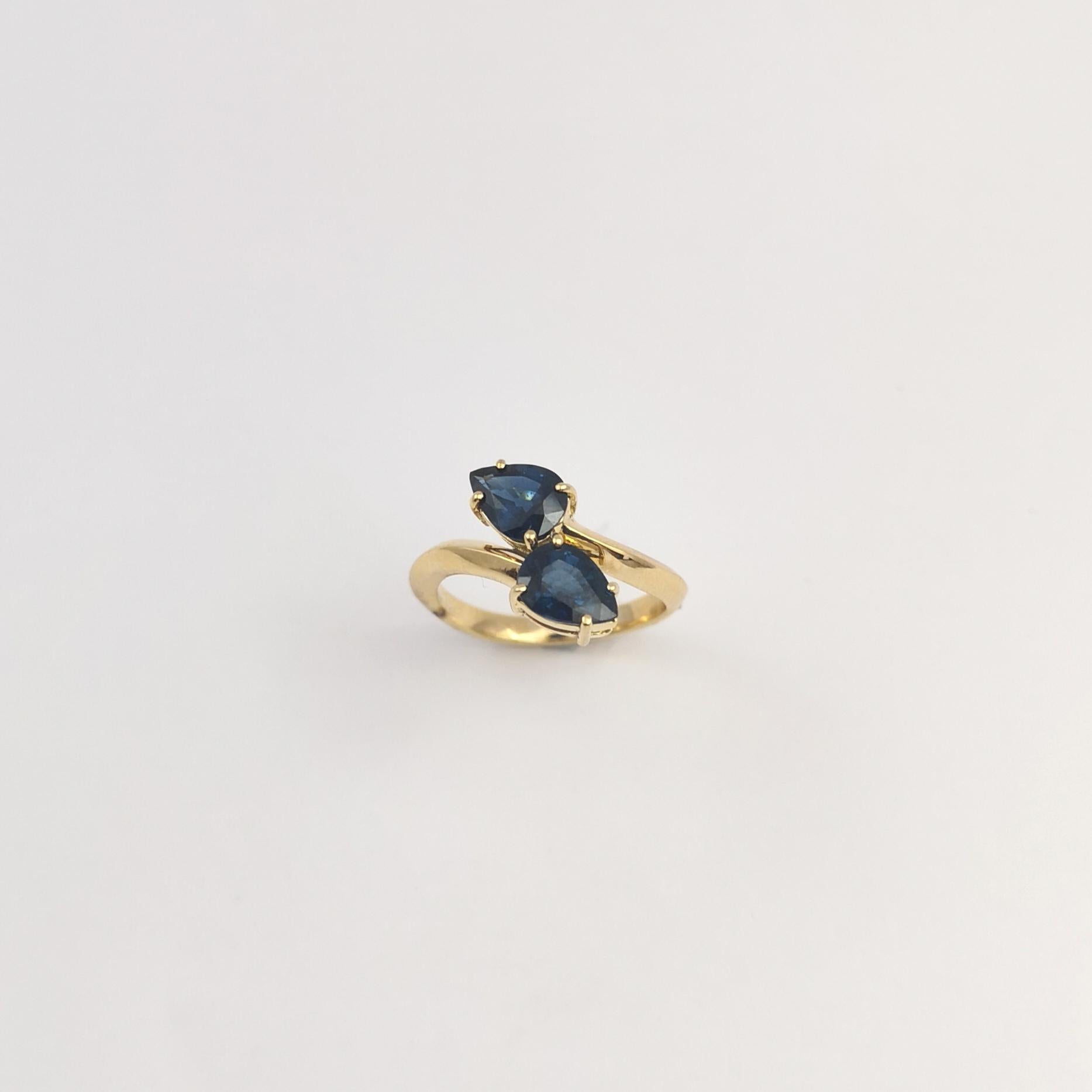 Blue Sapphire Ring set in 18K Gold Settings For Sale 2