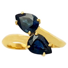 Anillo de zafiro azul engastado en oro de 18 quilates