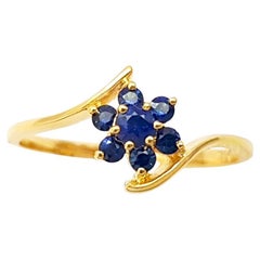Anello con zaffiro blu incastonato in oro 18 carati