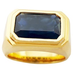 Anello con zaffiro blu incastonato in oro 18 carati