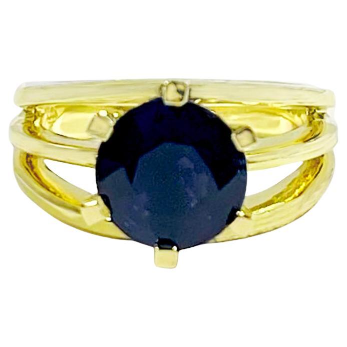 Blue Sapphire Ring set in 18K Gold Settings