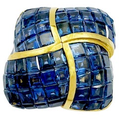 Blue Sapphire Ring set in 18K Gold Settings