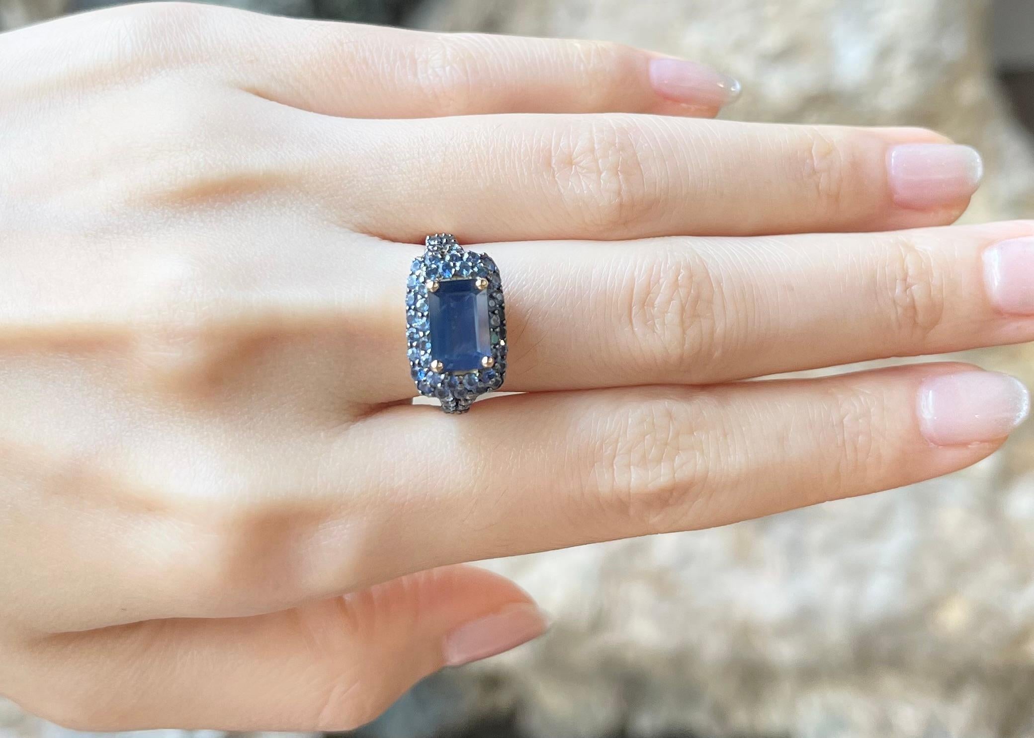Contemporary Blue Sapphire Ring set in 18K Rose Gold Settings For Sale