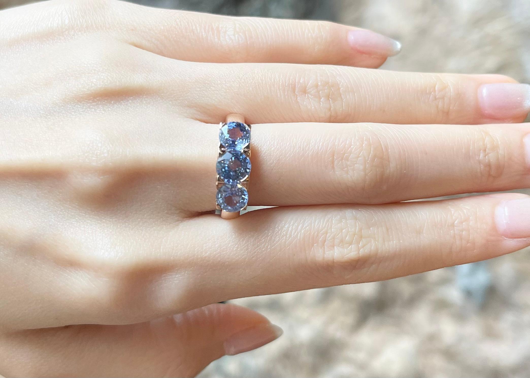 Contemporary Blue Sapphire Ring set in 18K Rose Gold Settings For Sale