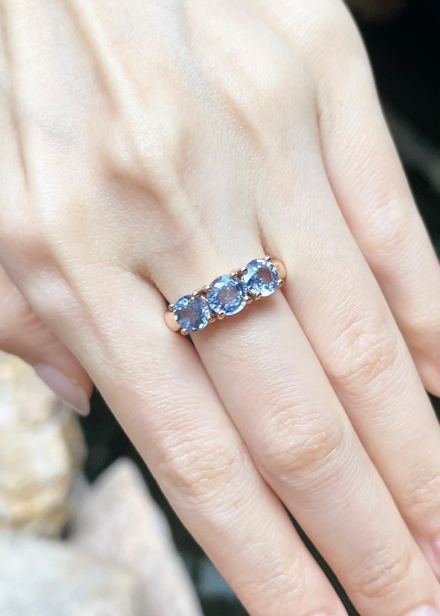 Round Cut Blue Sapphire Ring set in 18K Rose Gold Settings For Sale