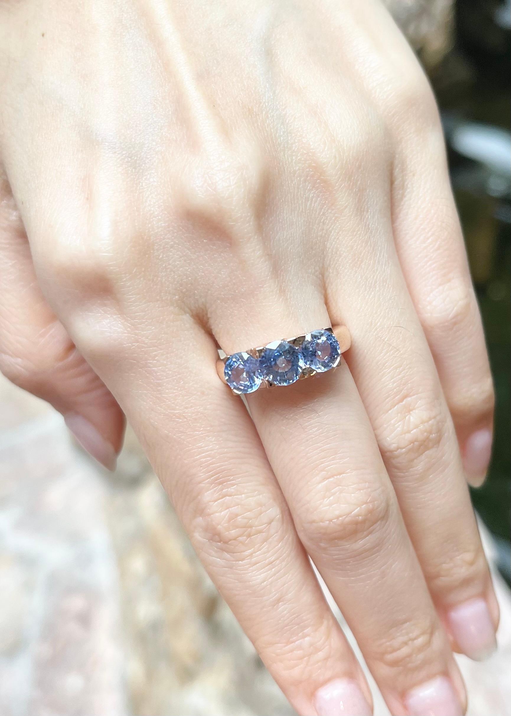 Round Cut Blue Sapphire Ring set in 18K Rose Gold Settings For Sale