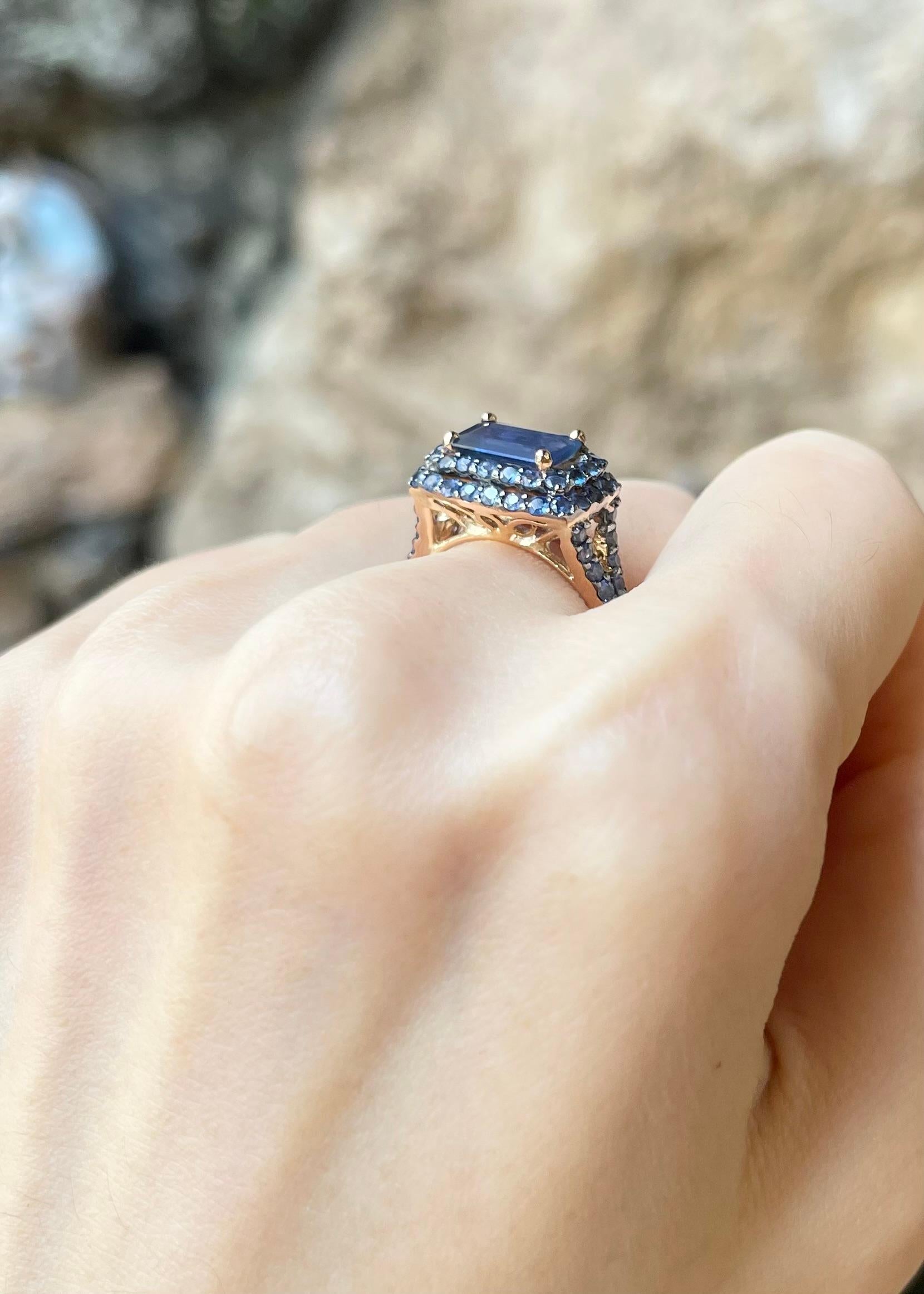 Women's Blue Sapphire Ring set in 18K Rose Gold Settings For Sale