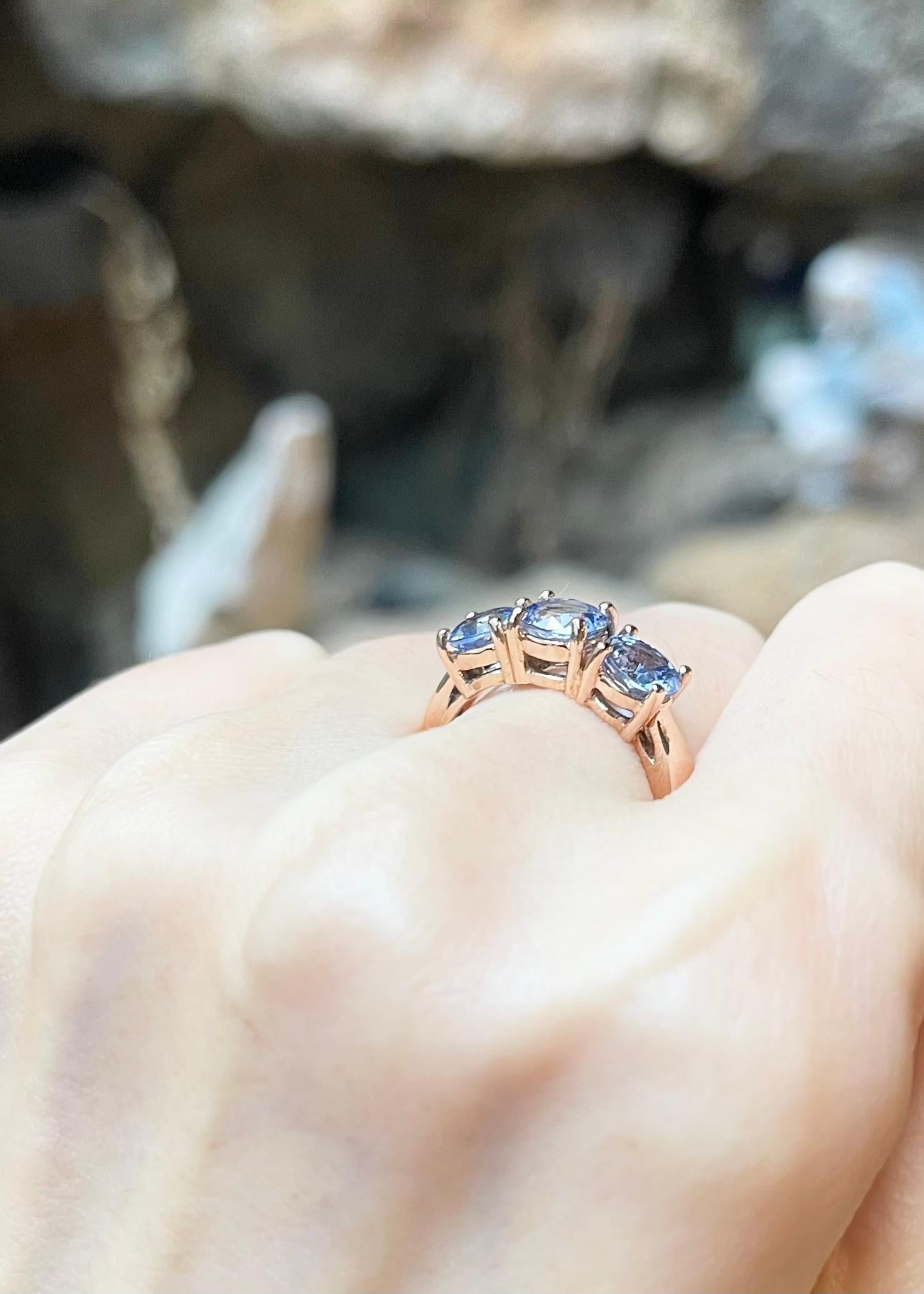 Women's or Men's Blue Sapphire Ring set in 18K Rose Gold Settings For Sale