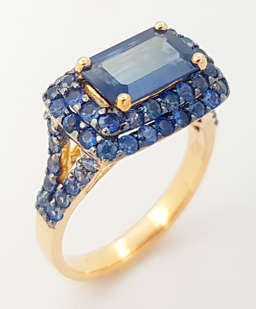 Blue Sapphire Ring set in 18K Rose Gold Settings For Sale 1