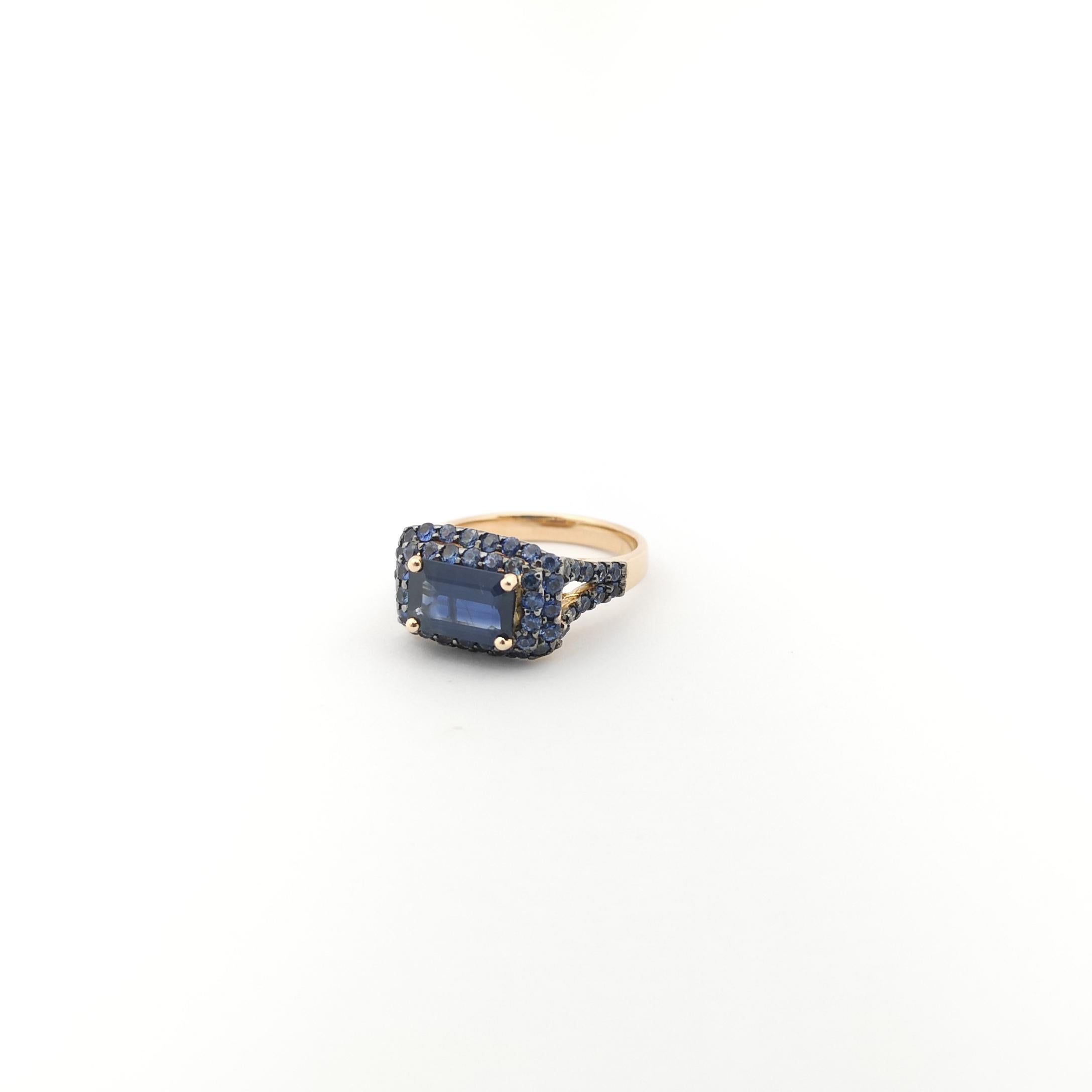 Blue Sapphire Ring set in 18K Rose Gold Settings For Sale 3