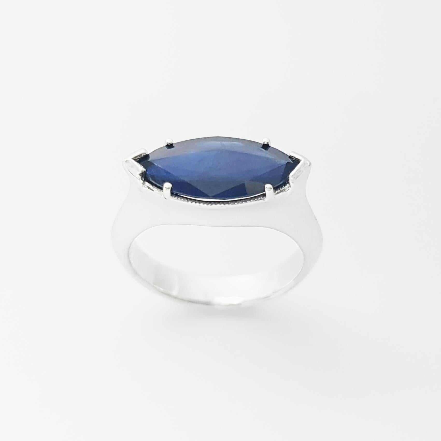 Anello con zaffiro blu incastonato in oro bianco 18 carati in vendita 4