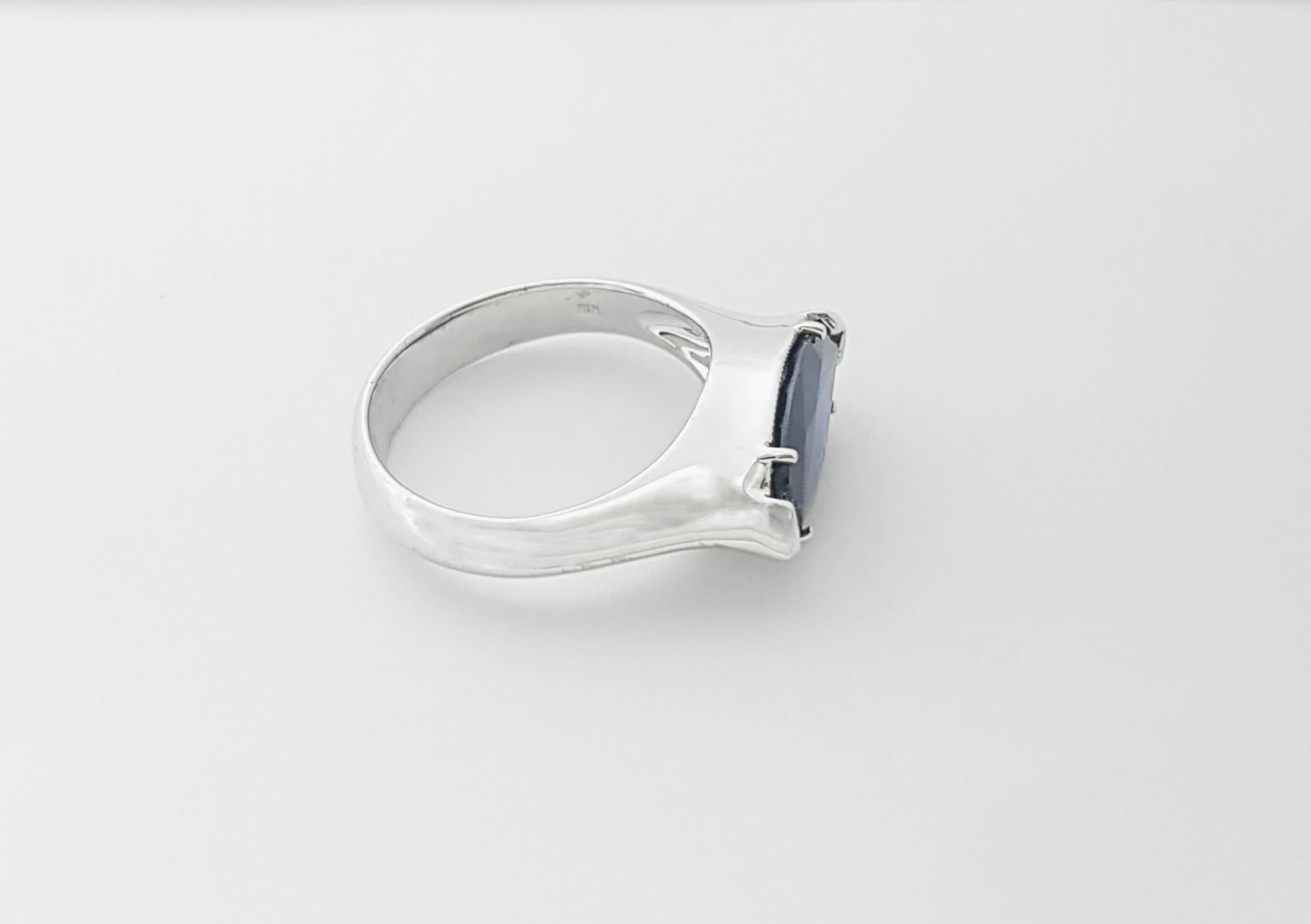 Anello con zaffiro blu incastonato in oro bianco 18 carati in vendita 7