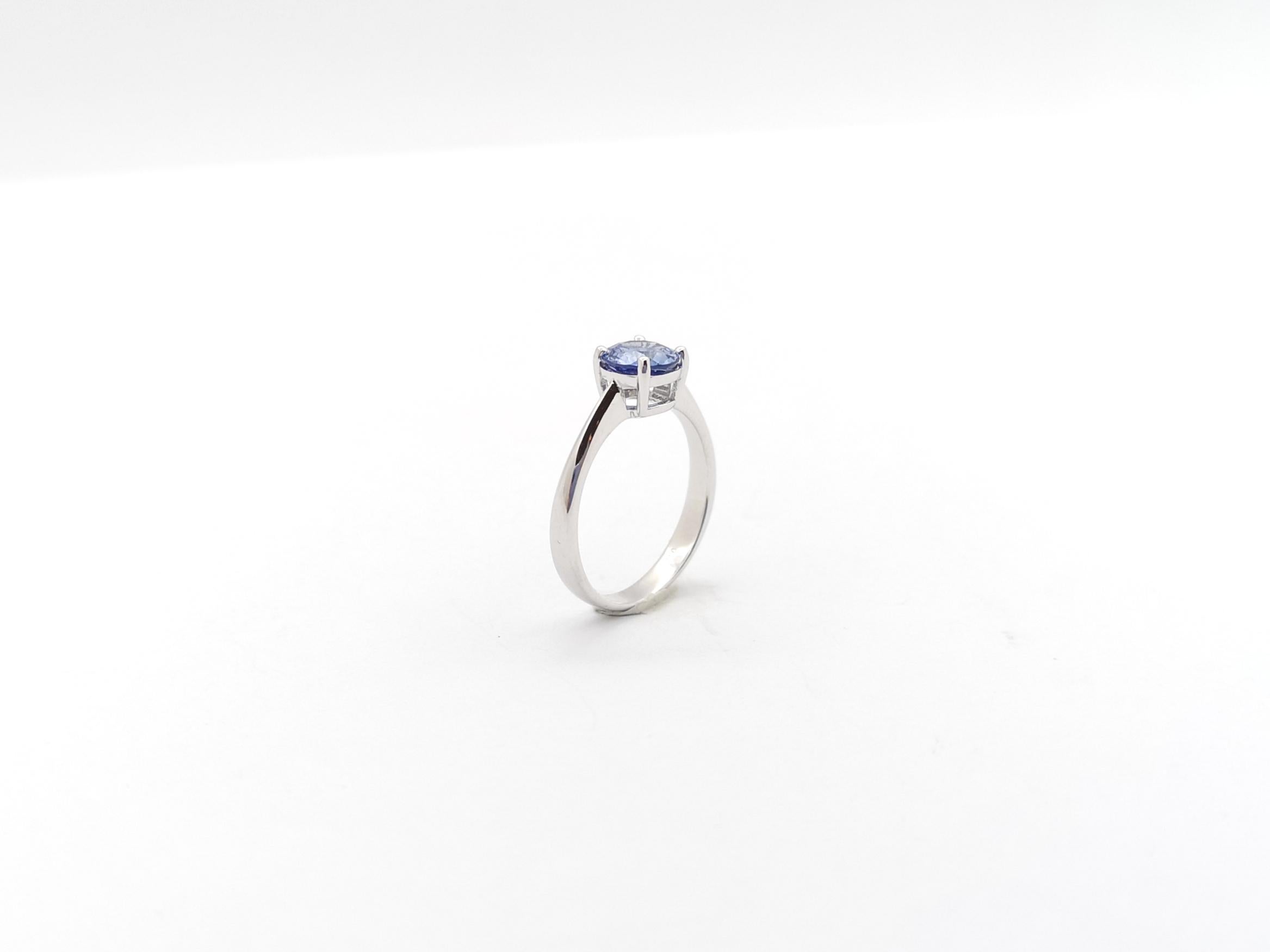 Bague en saphir bleu sertie dans une monture en or blanc 18K en vente 10