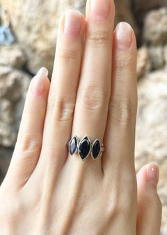 Bague en saphir bleu sertie dans une monture en or blanc 18K