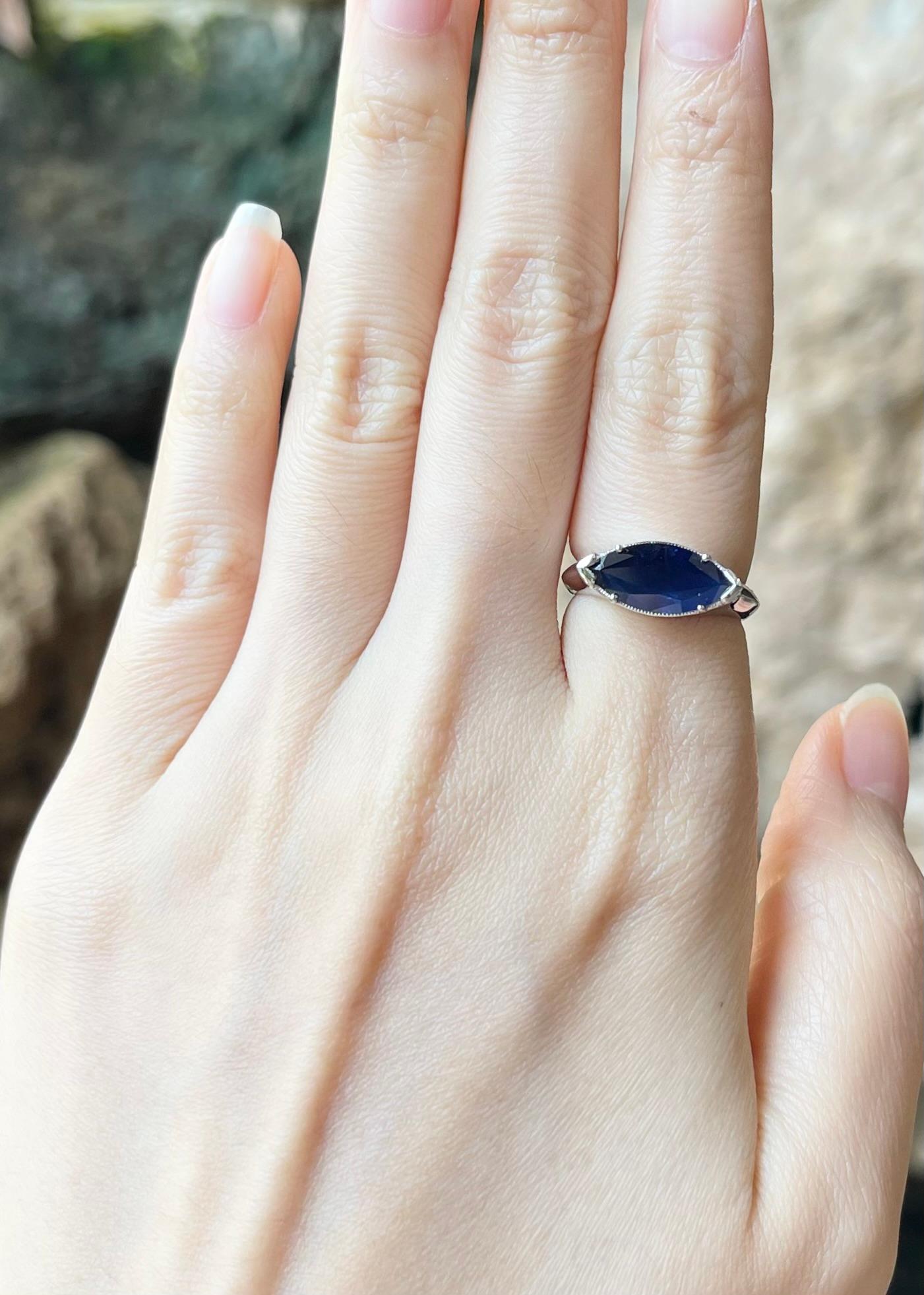 Anello con zaffiro blu da 2,56 carati e montatura in oro bianco 18 carati 

Larghezza:  1.6 cm 
Lunghezza: 0.6 cm
Misura dell'anello: 49
Peso totale: 5.61 grammi

