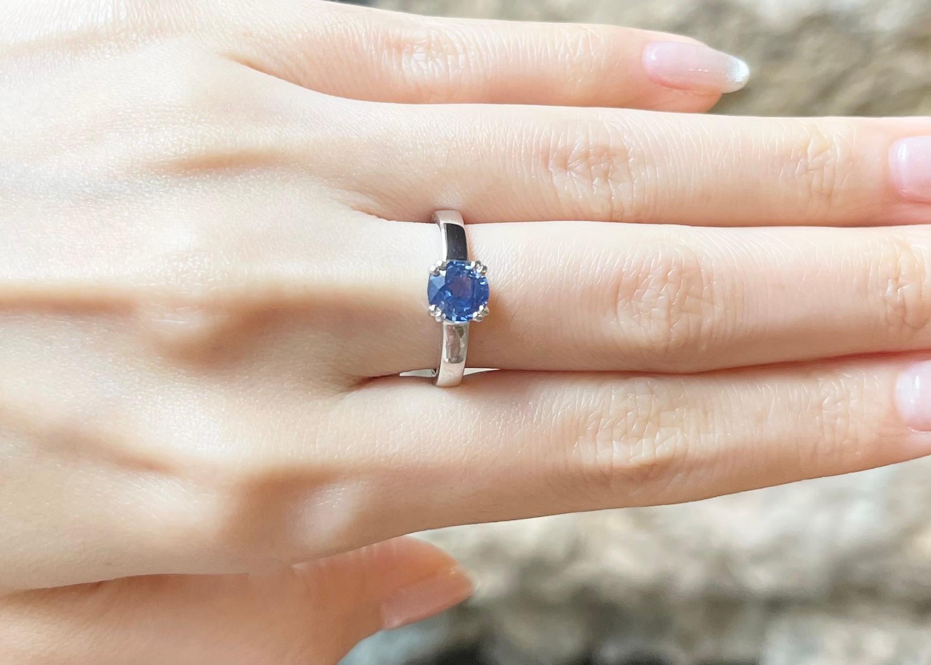 Contemporain Bague en saphir bleu sertie dans une monture en or blanc 18K en vente