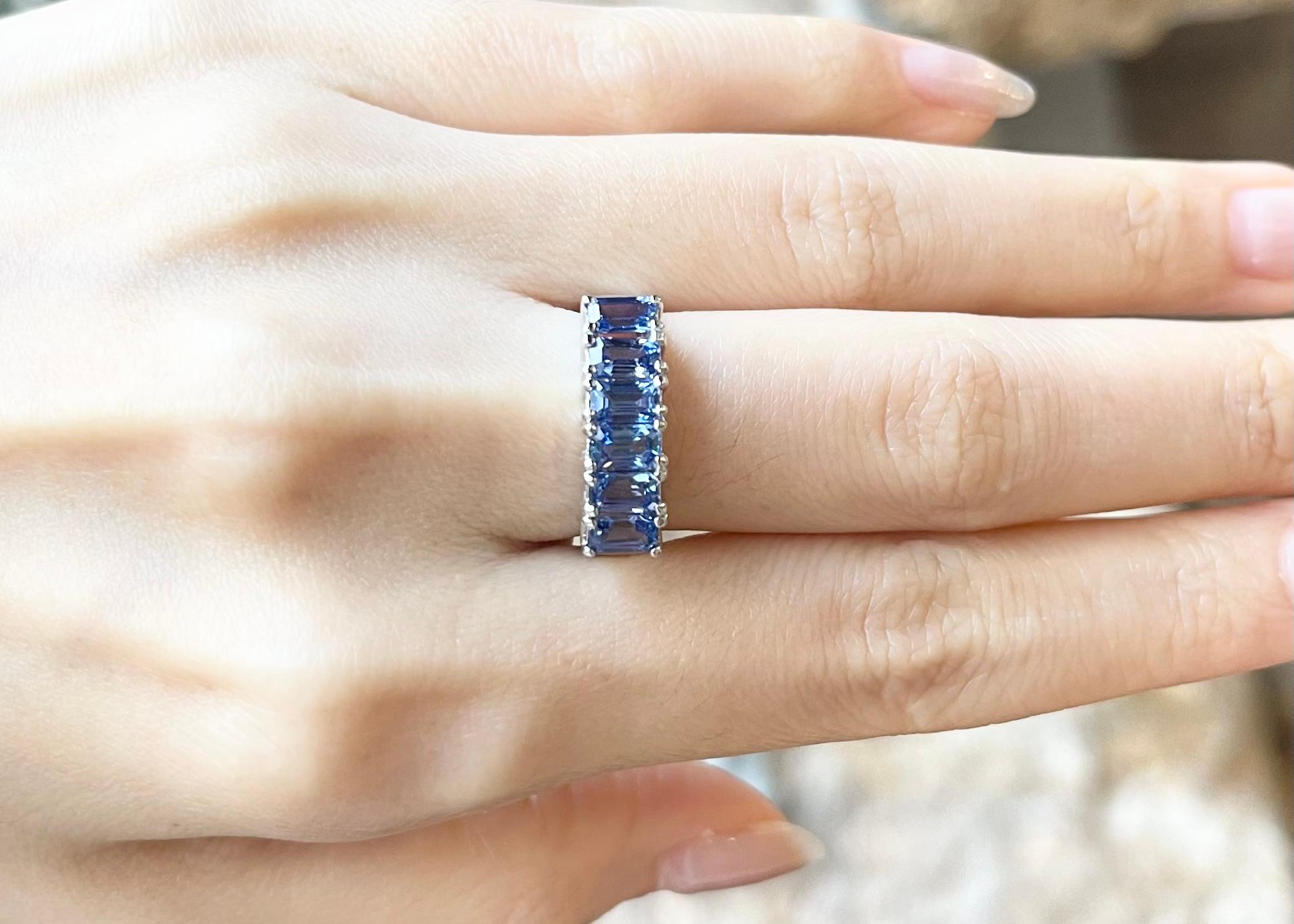 Contemporary Blue Sapphire Ring set in 18K White Gold Settings For Sale