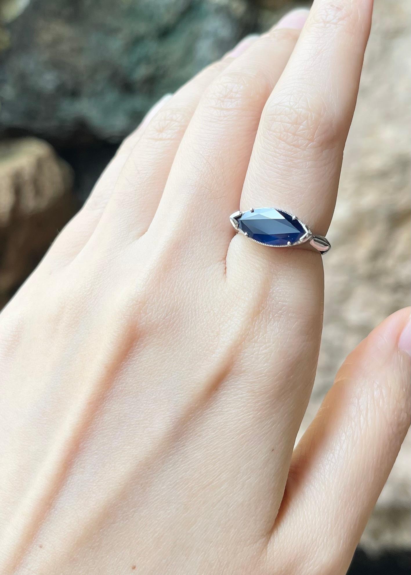 Contemporaneo Anello con zaffiro blu incastonato in oro bianco 18 carati in vendita