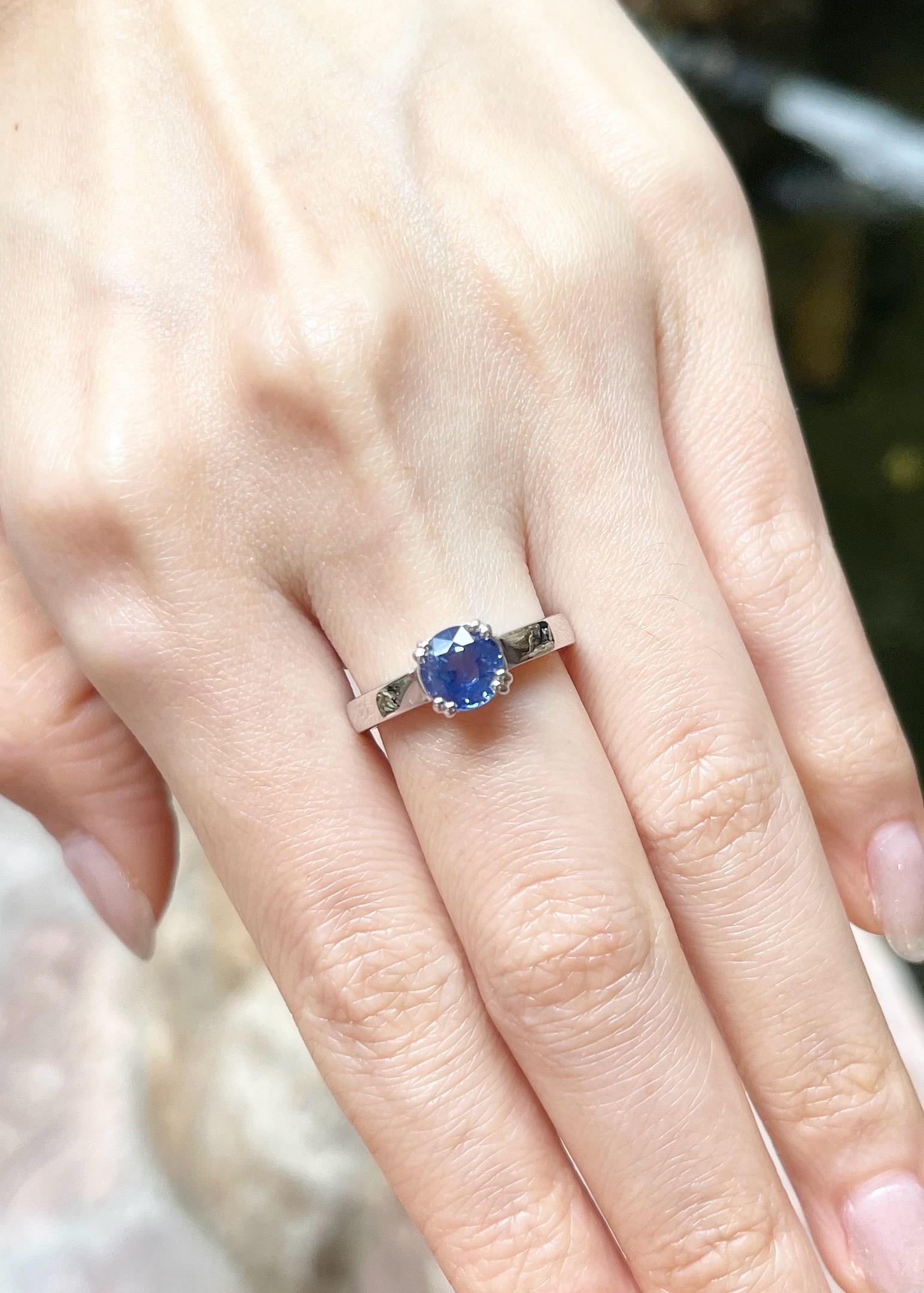 Round Cut Blue Sapphire Ring set in 18K White Gold Settings For Sale