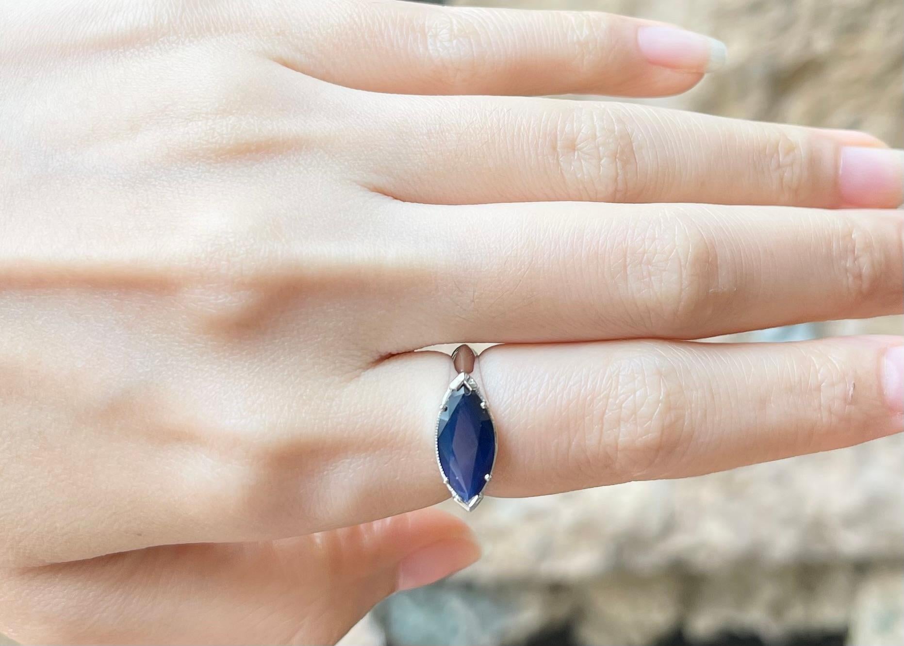 Taglio marquise Anello con zaffiro blu incastonato in oro bianco 18 carati in vendita