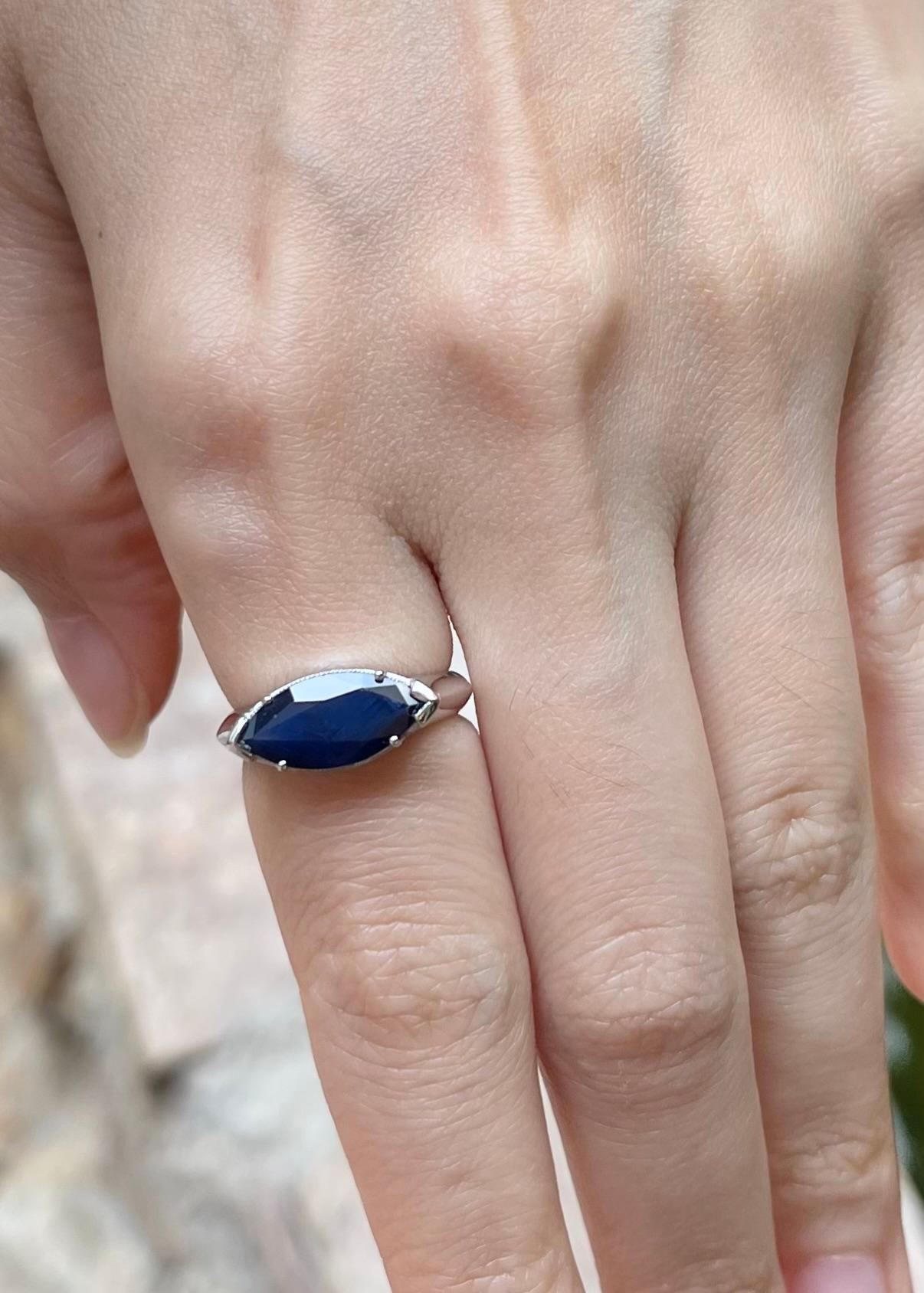 Anello con zaffiro blu incastonato in oro bianco 18 carati In condizioni Nuovo in vendita a Bangkok, TH