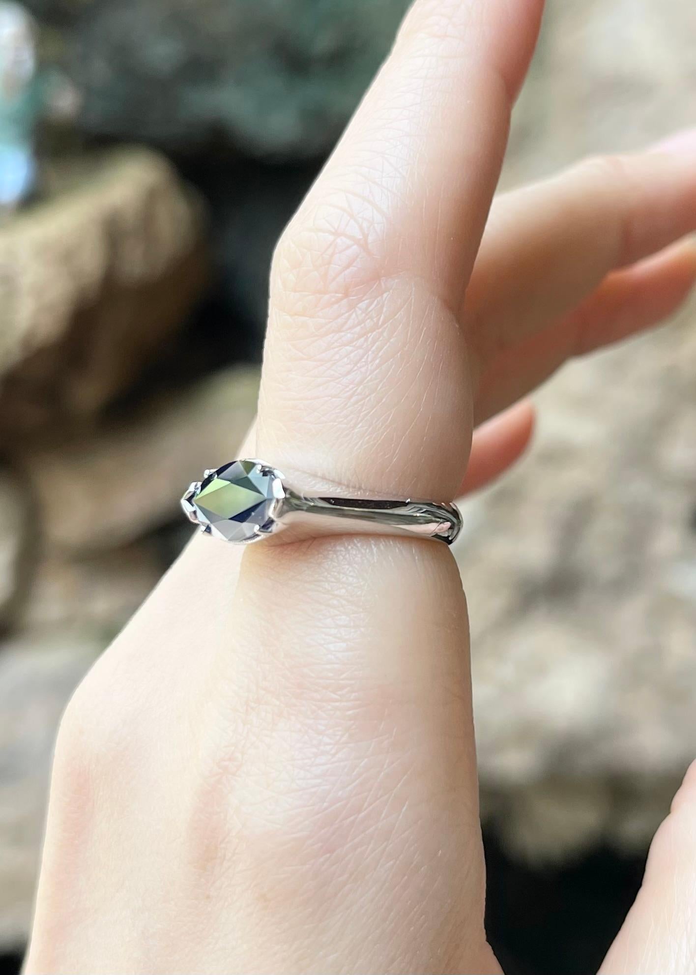 Donna Anello con zaffiro blu incastonato in oro bianco 18 carati in vendita