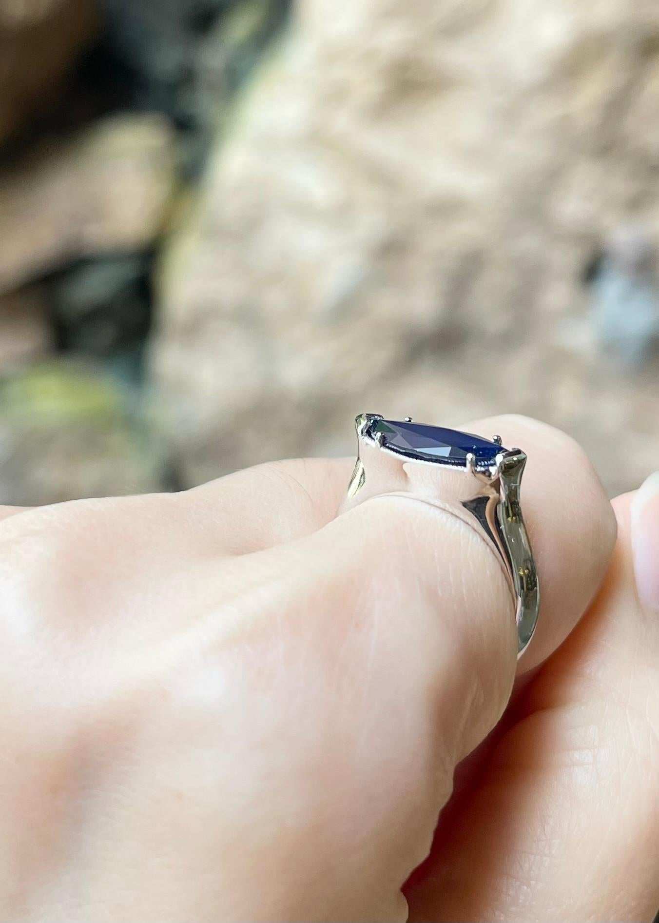 Anello con zaffiro blu incastonato in oro bianco 18 carati in vendita 1