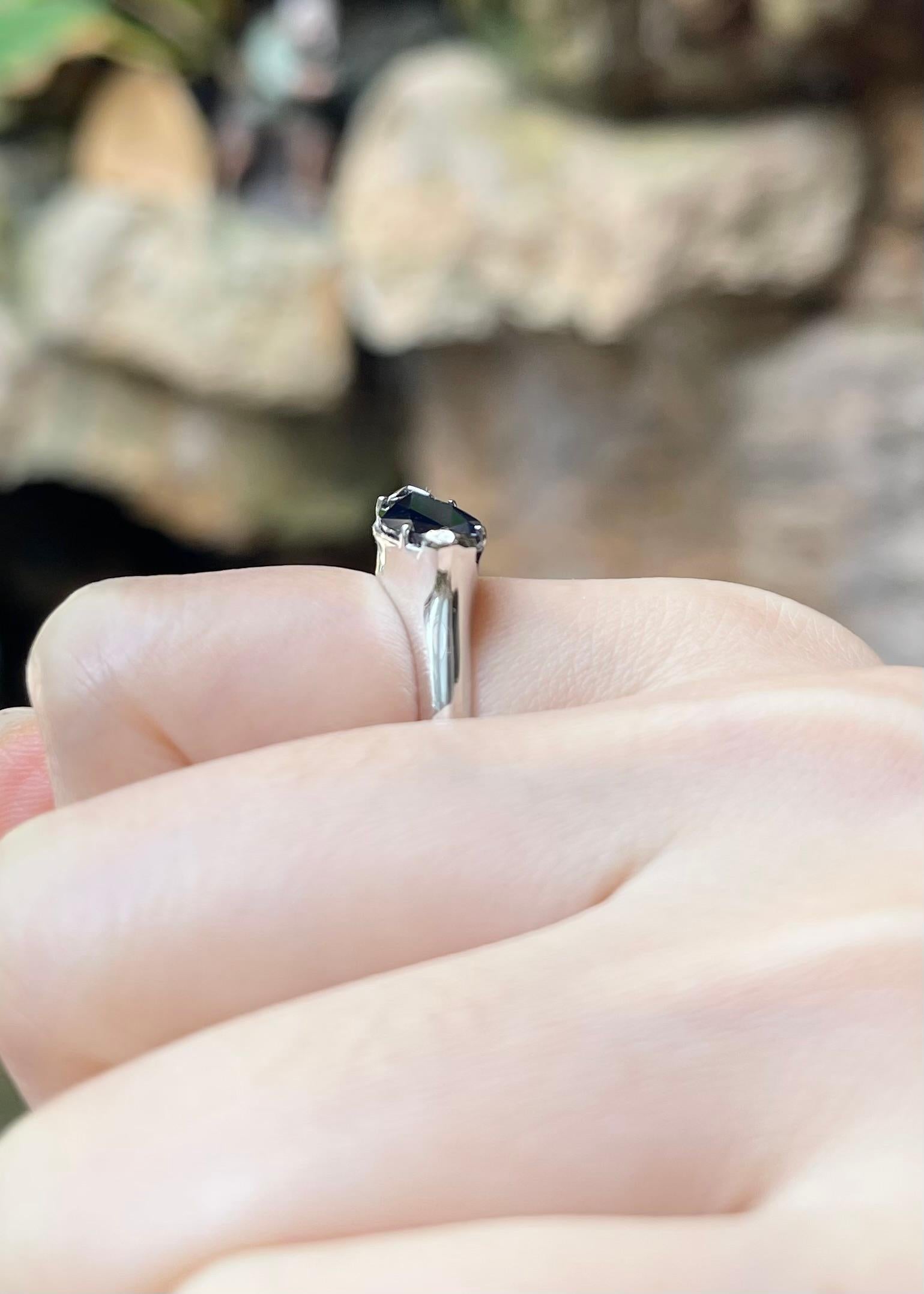 Anello con zaffiro blu incastonato in oro bianco 18 carati in vendita 2