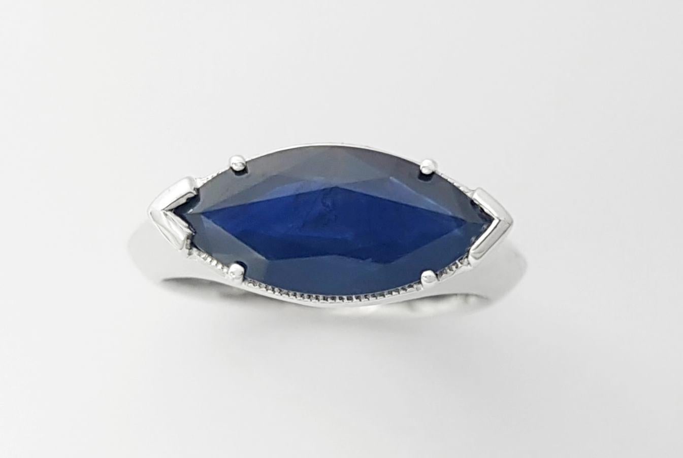 Anello con zaffiro blu incastonato in oro bianco 18 carati in vendita 3