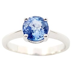 Bague en saphir bleu sertie dans une monture en or blanc 18K