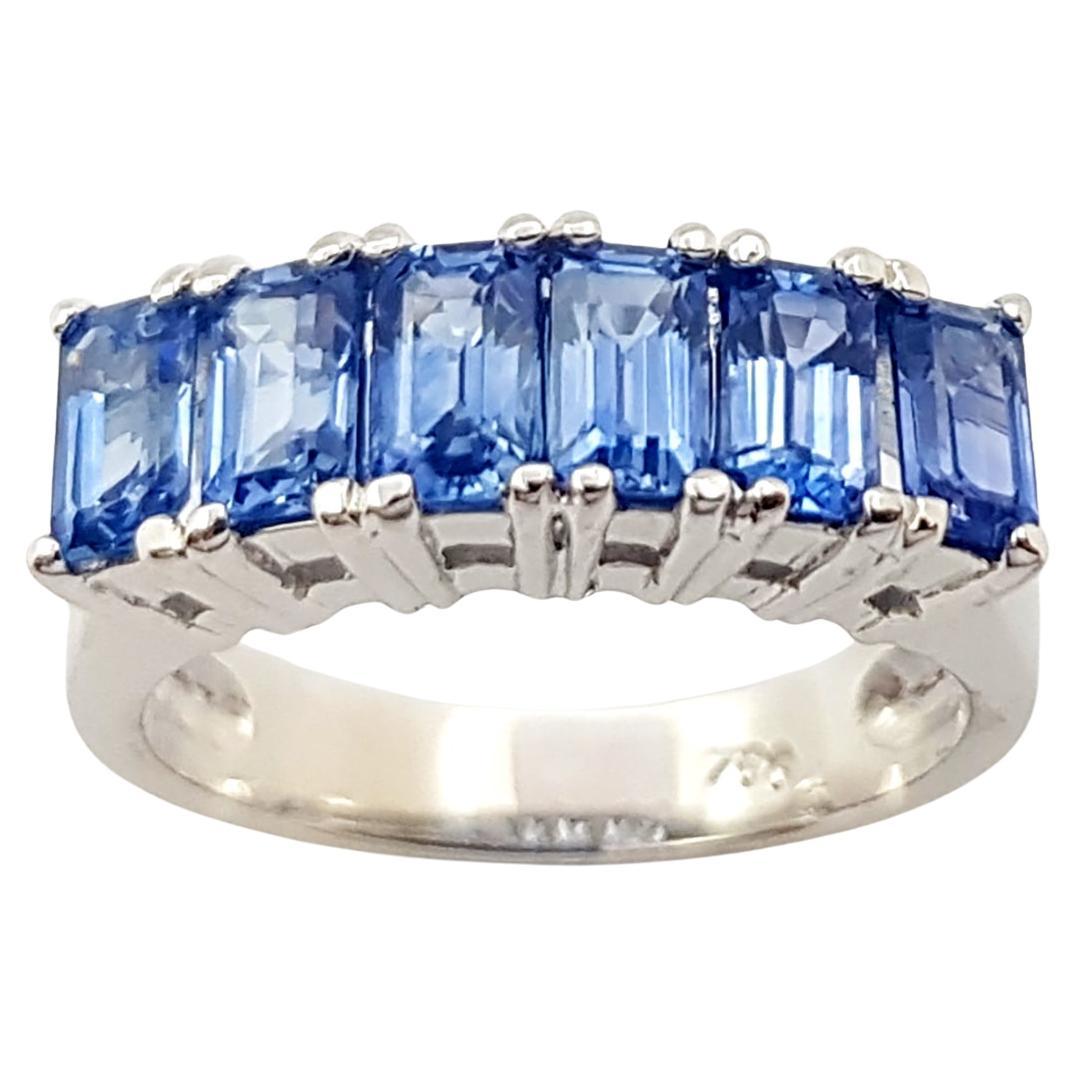 Bague en saphir bleu sertie dans une monture en or blanc 18K