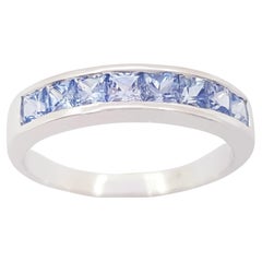 Anello con zaffiro blu incastonato in oro bianco 18 carati
