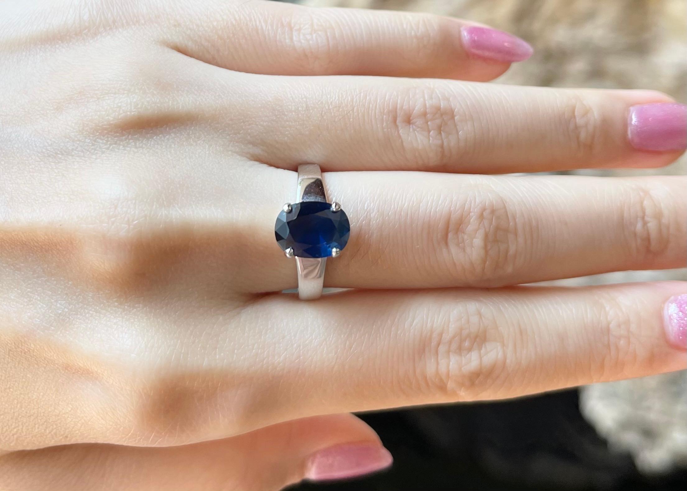 Contemporary Blue Sapphire Ring set in Platinum 900 Settings For Sale