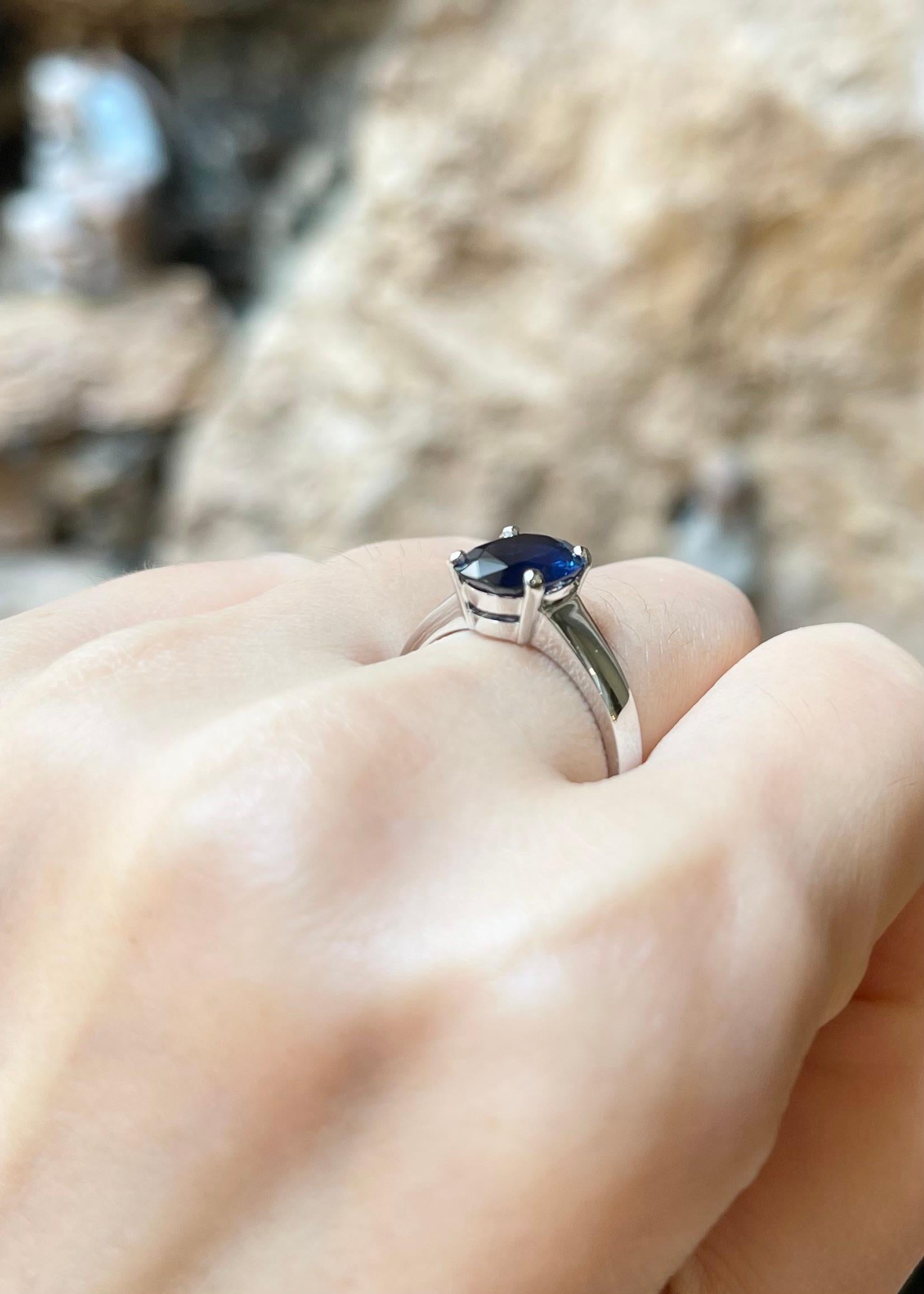 Women's or Men's Blue Sapphire Ring set in Platinum 900 Settings For Sale