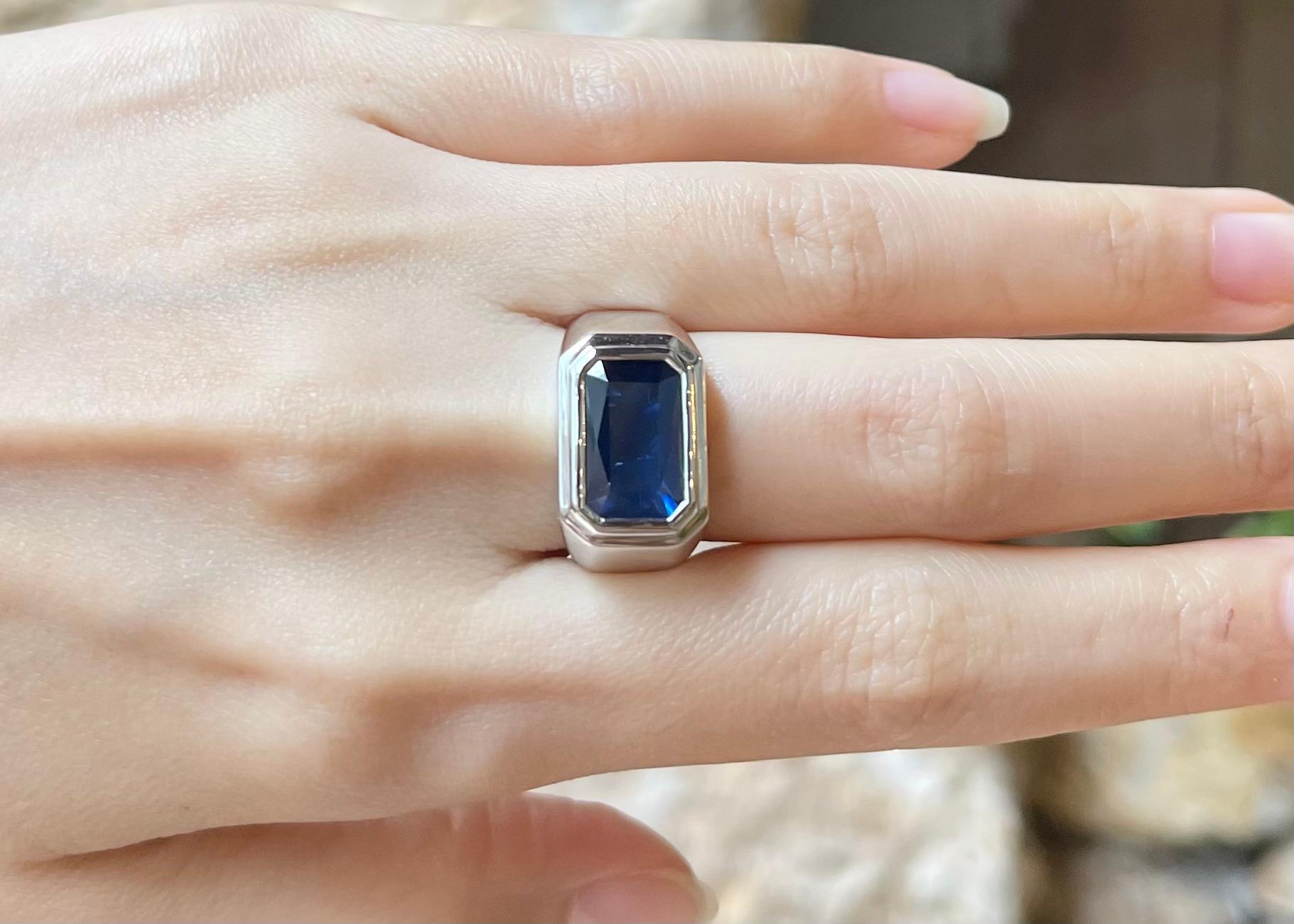 Taille émeraude Bague en saphir bleu serti dans une monture en platine 950 en vente