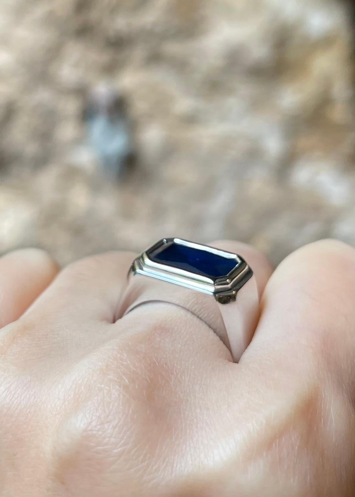 Bague en saphir bleu serti dans une monture en platine 950 en vente 1