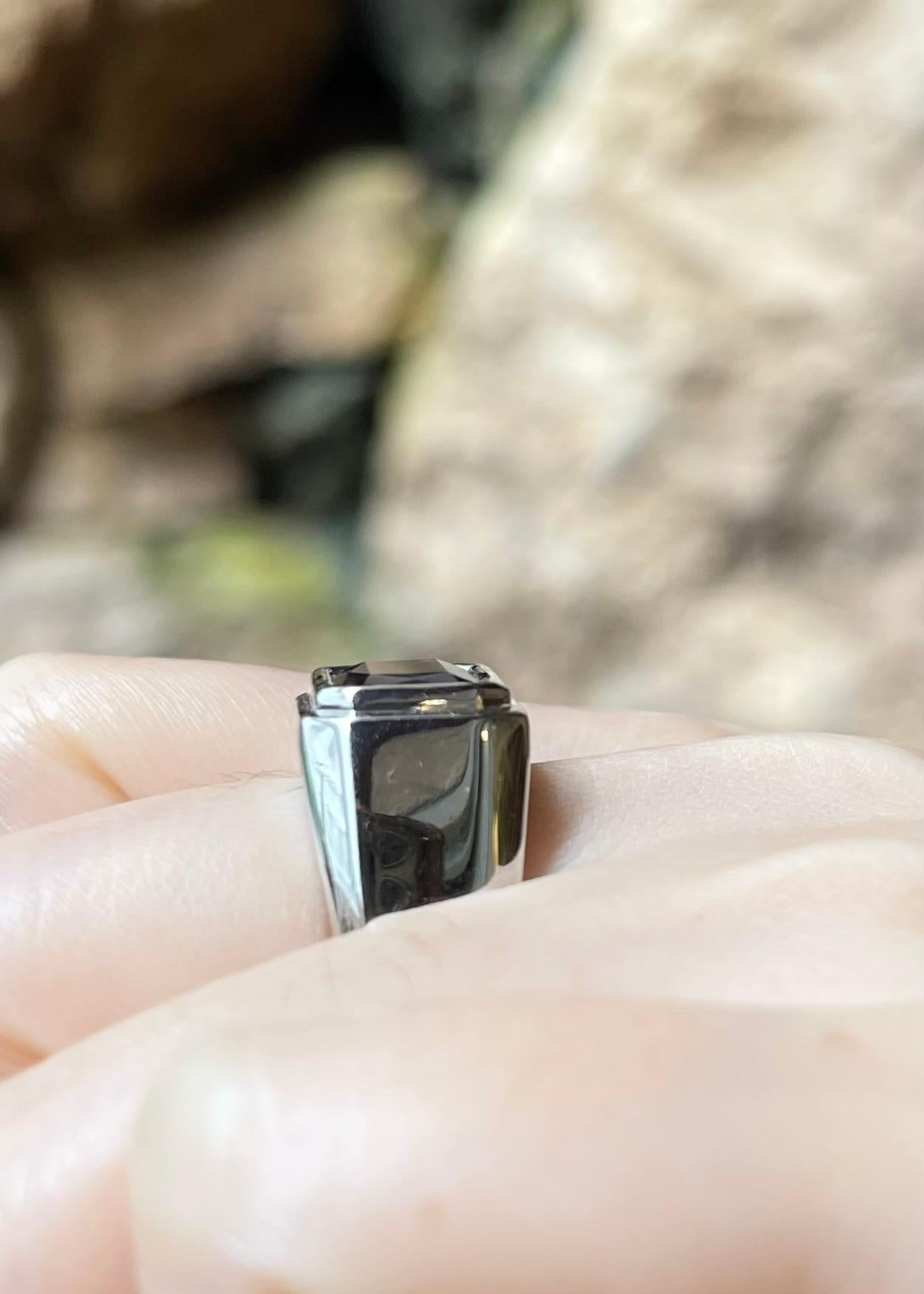 Bague en saphir bleu serti dans une monture en platine 950 en vente 2