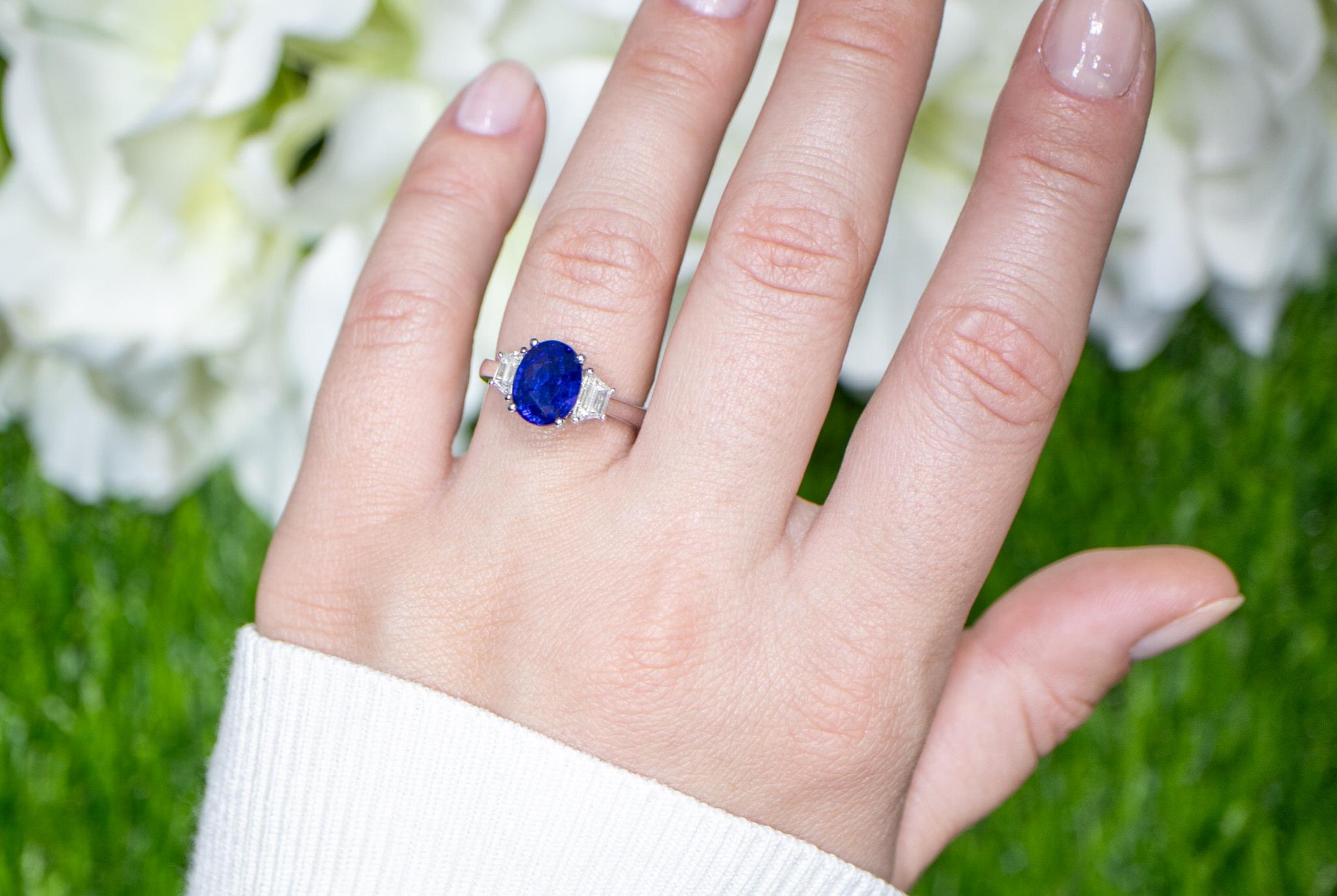 Contemporary Blue Sapphire Ring Two Side Diamonds 3 Carats 18K Gold For Sale