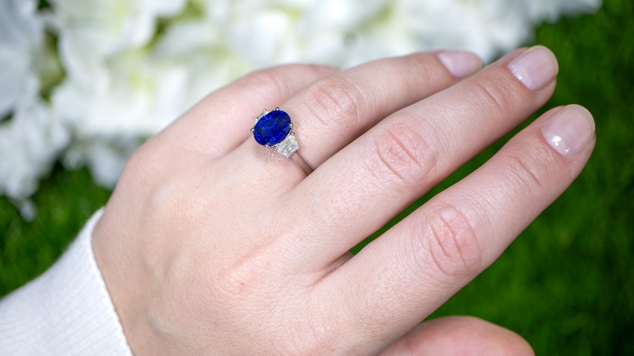 Oval Cut Blue Sapphire Ring Two Side Diamonds 3 Carats 18K Gold For Sale