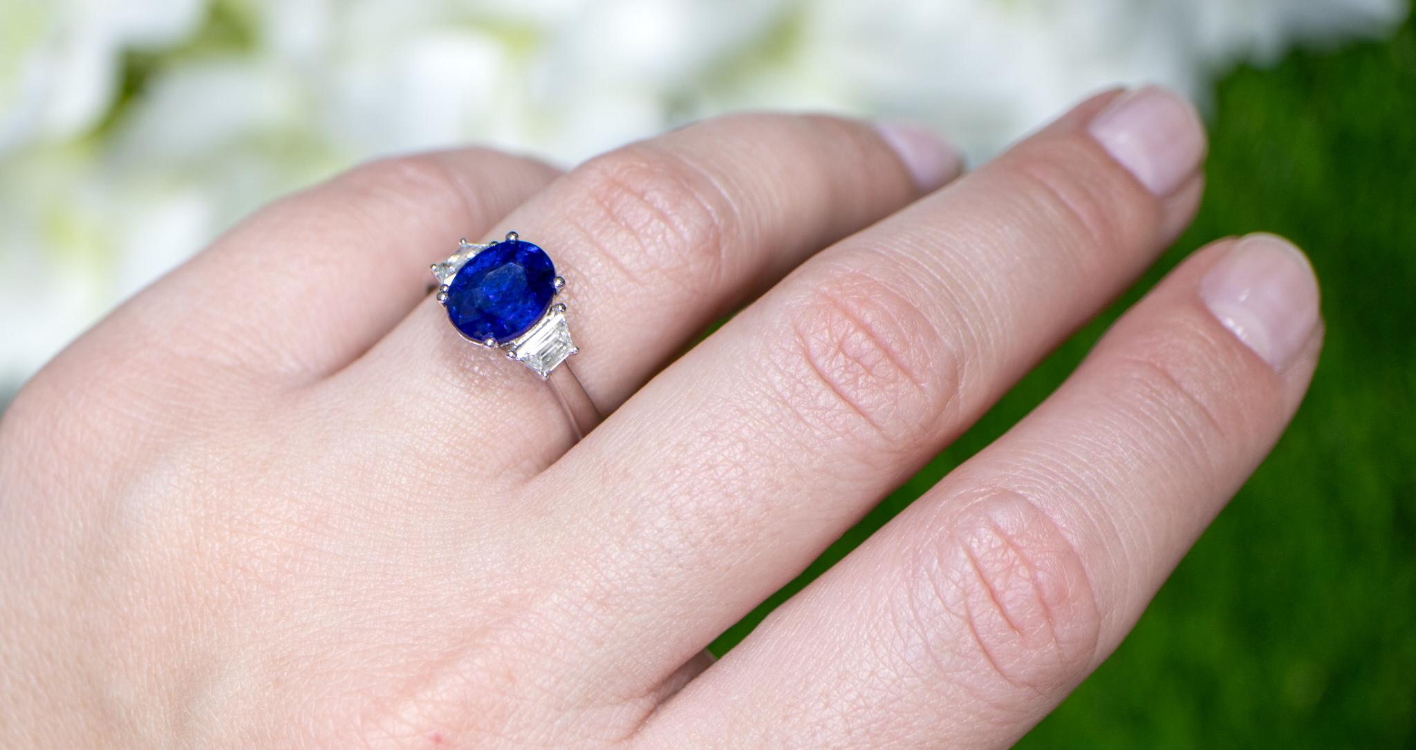 Blue Sapphire Ring Two Side Diamonds 3 Carats 18K Gold In Excellent Condition For Sale In Aliso Viejo, CA