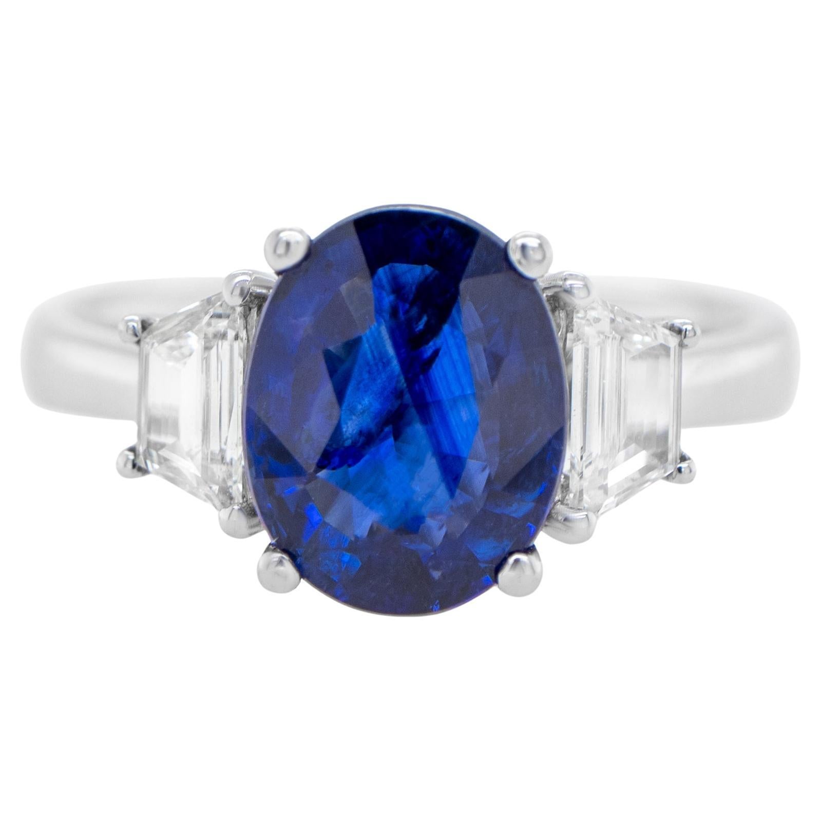 Blue Sapphire Ring Two Side Diamonds 3 Carats 18K Gold For Sale