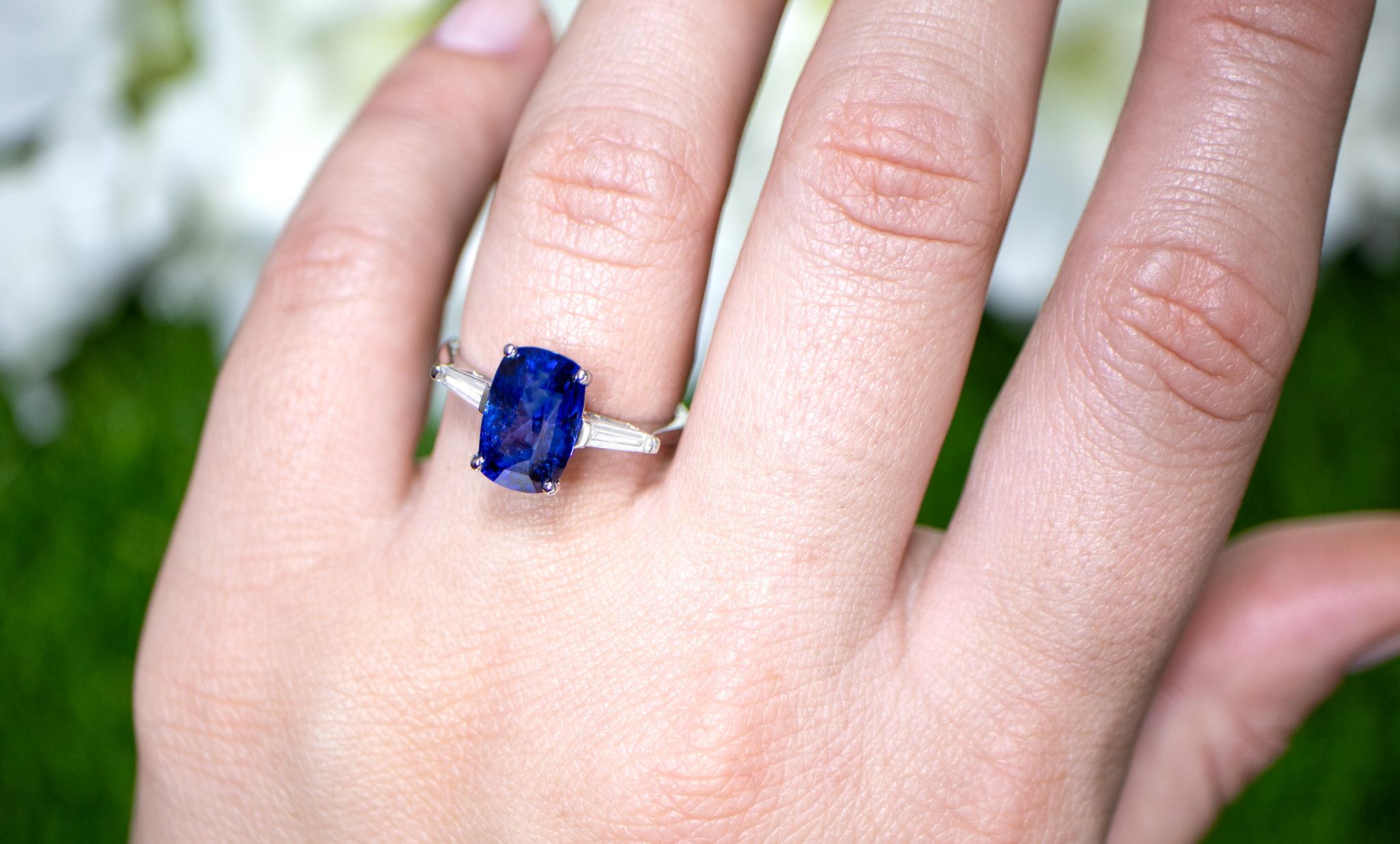 Il est accompagné d'une évaluation gemmologique par la GIA (GG/AJP).
Toutes les pierres précieuses sont naturelles
Saphir bleu = 4,52 carats
Diamants = 0,20 carats
Métal : Or blanc 18K
Taille de la bague : 7* US
*Il peut être redimensionné en