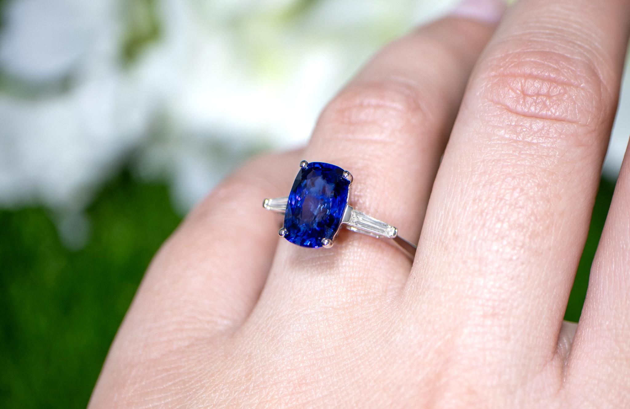 Contemporary Blue Sapphire Ring Two Side Diamonds 4.72 Carats 18K Gold For Sale