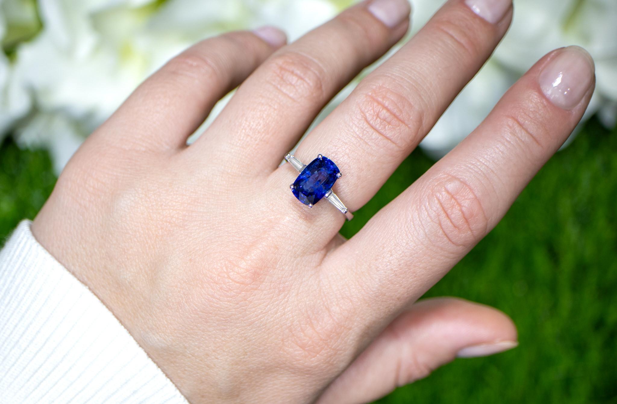 Cushion Cut Blue Sapphire Ring Two Side Diamonds 4.72 Carats 18K Gold For Sale