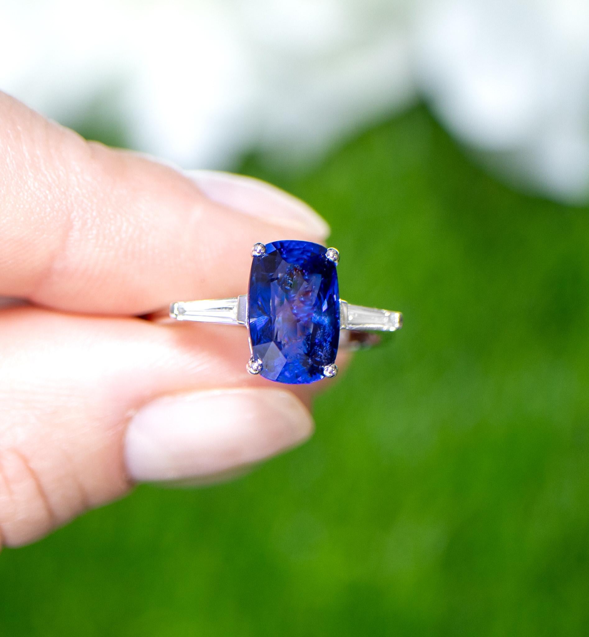 Blue Sapphire Ring Two Side Diamonds 4.72 Carats 18K Gold In Excellent Condition For Sale In Laguna Niguel, CA