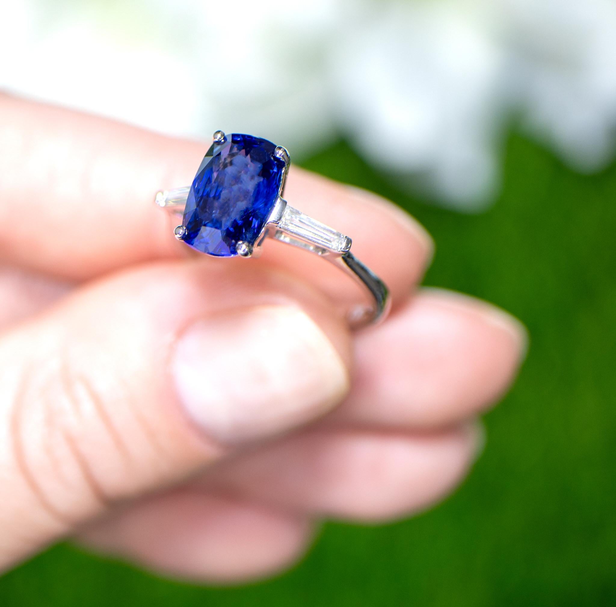 Women's or Men's Blue Sapphire Ring Two Side Diamonds 4.72 Carats 18K Gold For Sale